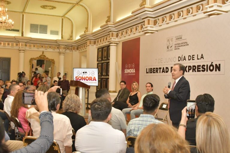 Dialoga gobernador con representantes de medios de comunicación y periodistas