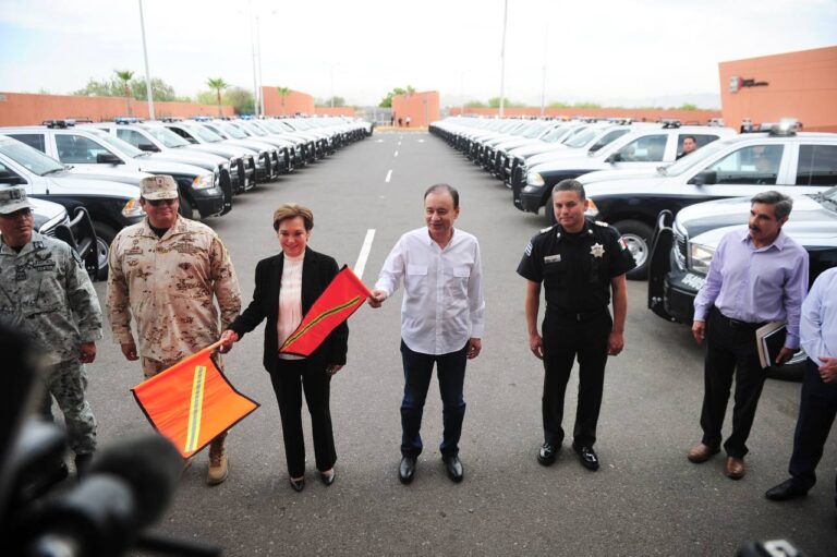 Entrega gobernador Alfonso Durazo 60 patrullas a elementos de la Policía Estatal