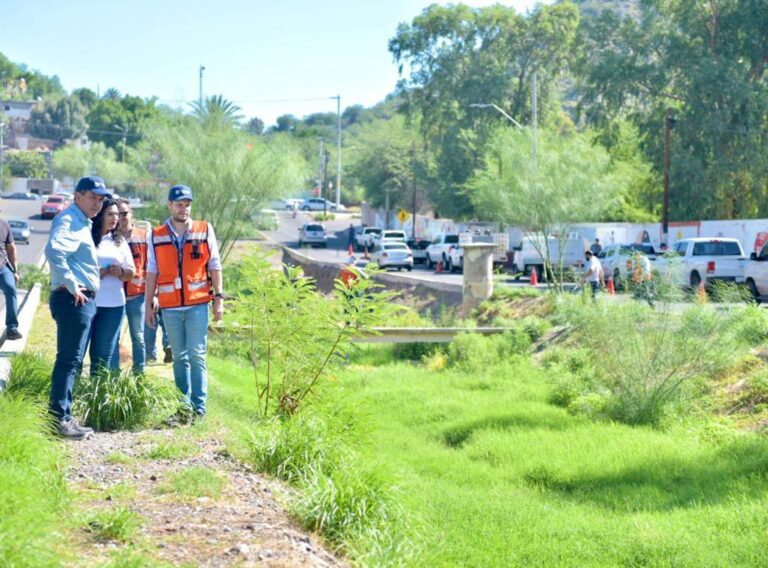 Supervisa Toño Astiazarán limpieza del canal pluvial Villas del Pitic