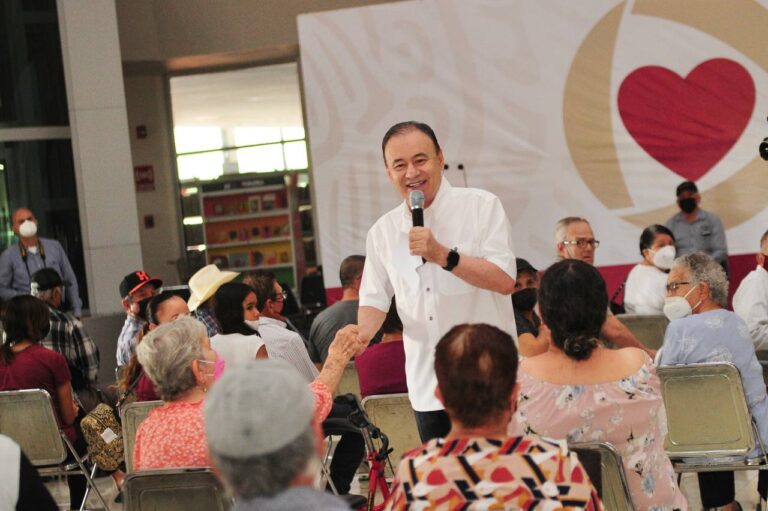 Entrega gobernador apoyos de Bienestar a personas adultas mayores y con discapacidad