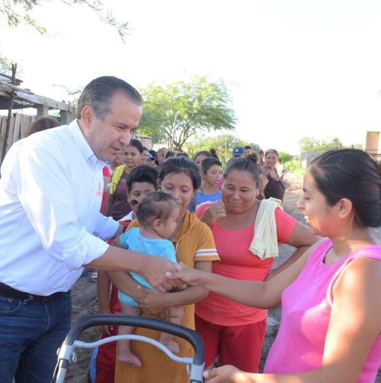 En zona afectada por lluvias del poblado Miguel Alemán dispone Toño Astiazarán ayuda a residentes