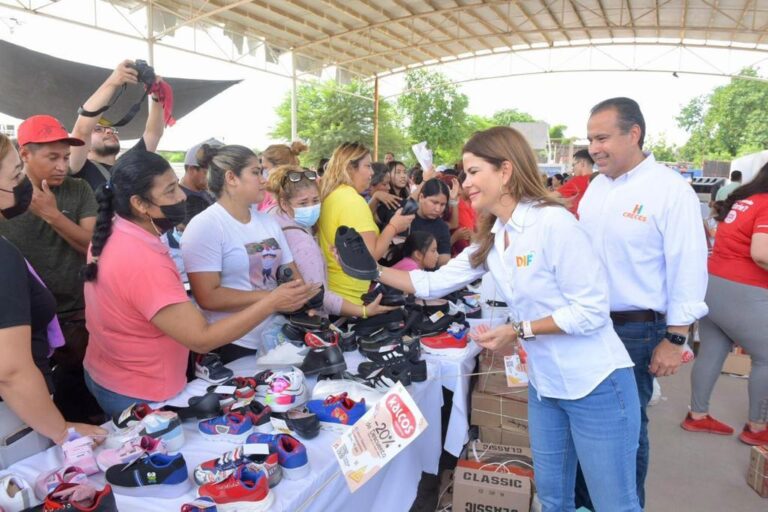 Llevan Toño Astiazarán y su esposa Patricia Ruibal Bazar Escolar a Miguel Alemán