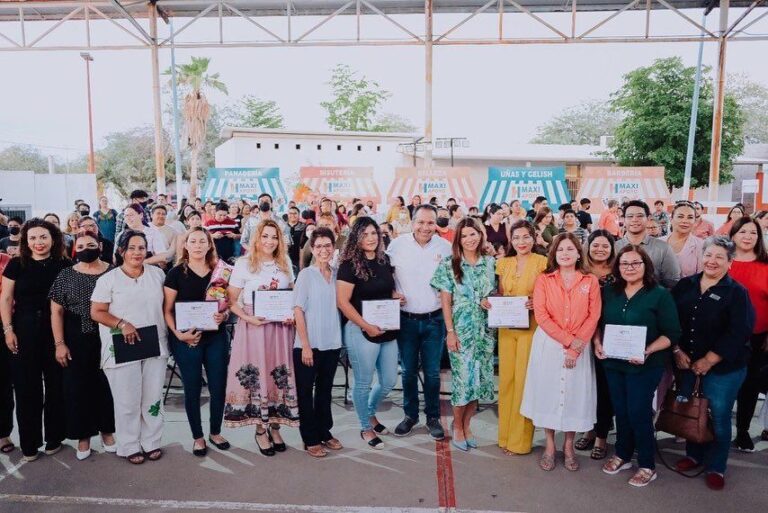 Reconoce Toño Astiazarán a 94 mujeres que inician su primer negocio