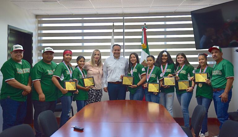 Reconoce Toño Astiazarán a campeonas en mundial de softbol