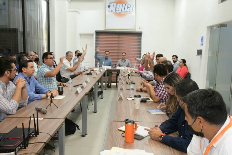 Toma protesta Toño Astiazarán a nuevo vocal ciudadano en la Junta de Gobierno de AGUAH