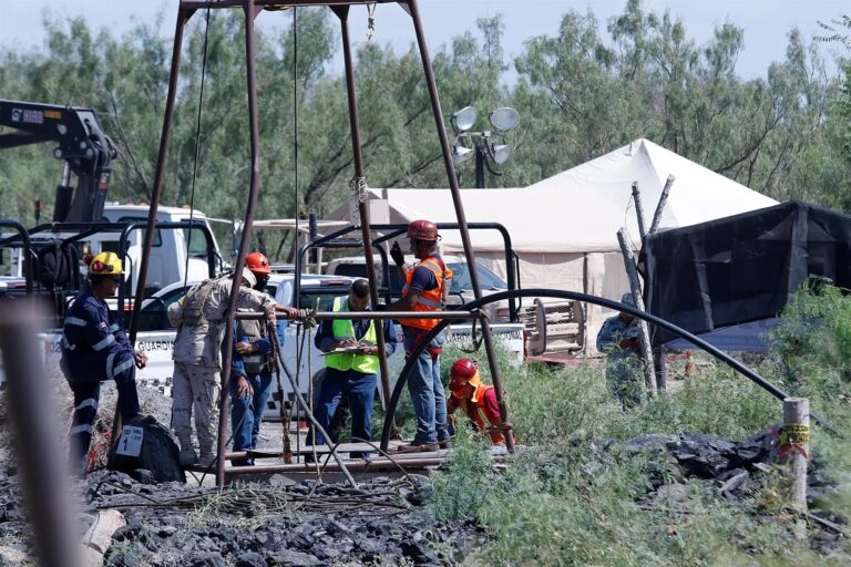 Autoridades perforarán cinco nuevos pozos para salvar a 10 mineros en Coahuila