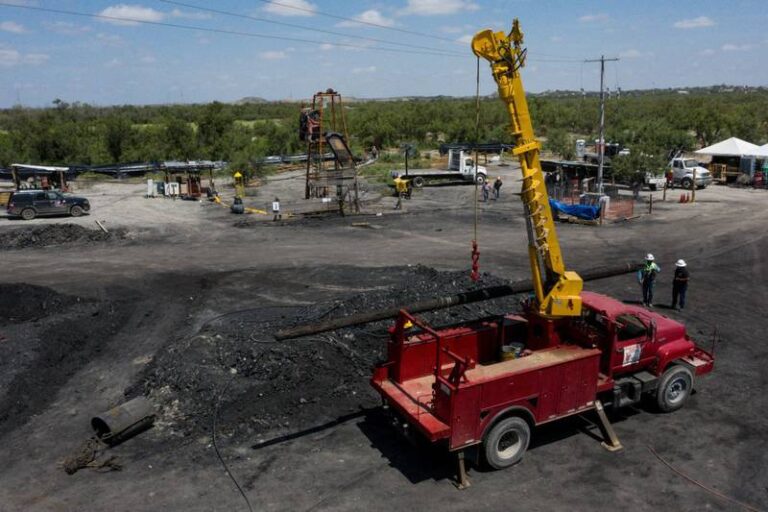 Familias de mineros desmienten a AMLO: No todas aceptaron plan de rescate, aseguran