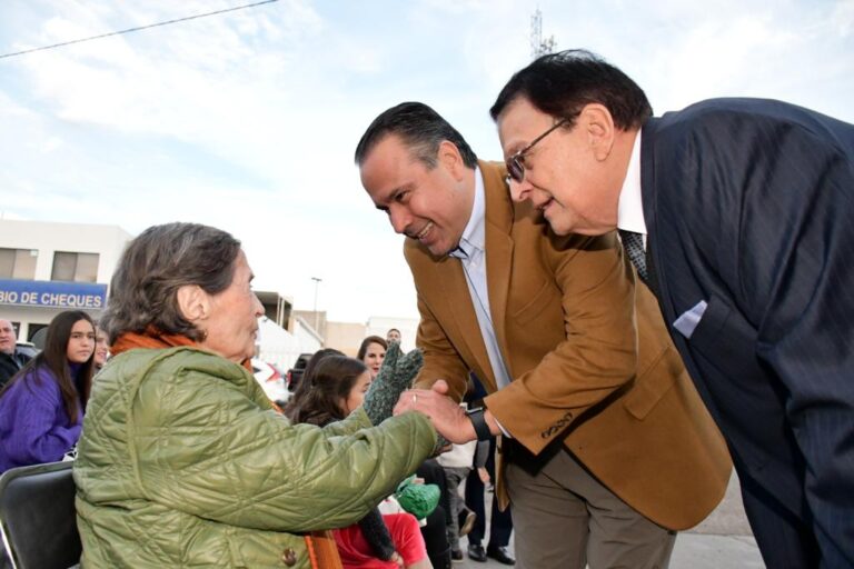 Devela Toño Astiazarán placa de Ana Luisa Martínez de Rodríguez en puente peatonal de Luis Encinas