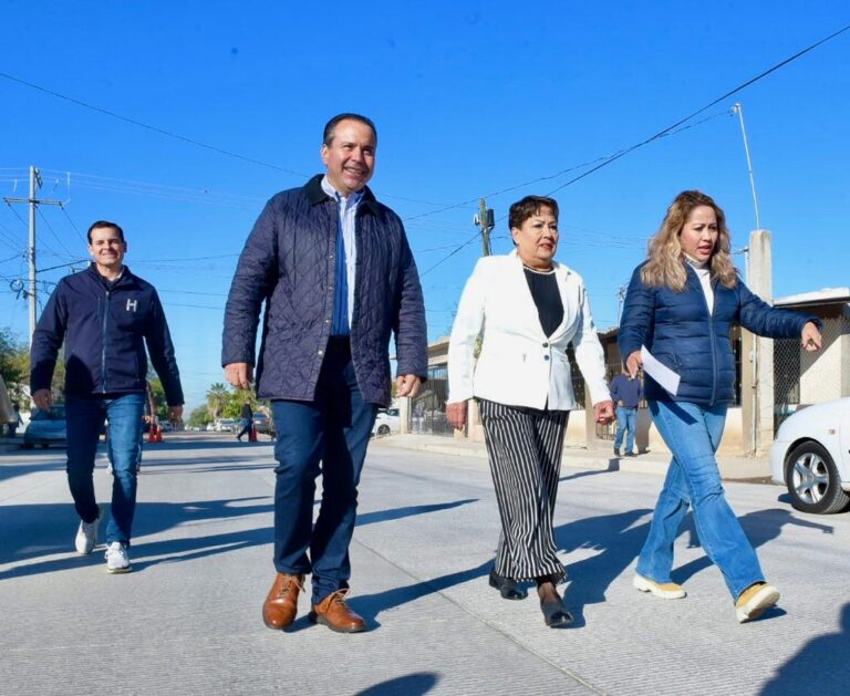 Celebra Toño Astiazarán junto a vecinas y vecinos pavimentación con concreto hidráulico de la calle Huépac