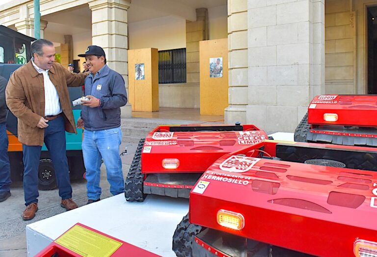 Entrega Toño Astiazarán equipo para mantenimiento y limpieza de calles y parques