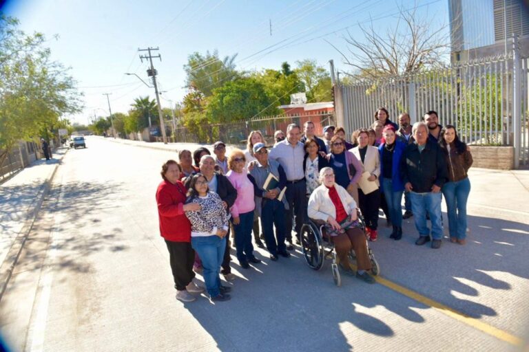 Entrega Toño Astiazarán pavimentación de calle Juan José García