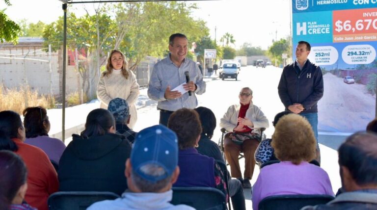 Entrega Toño Astiazarán pavimentación de calle Juan José García