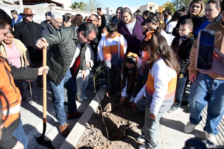 Entrega Toño Astiazarán rehabilitación de la calle Chanate