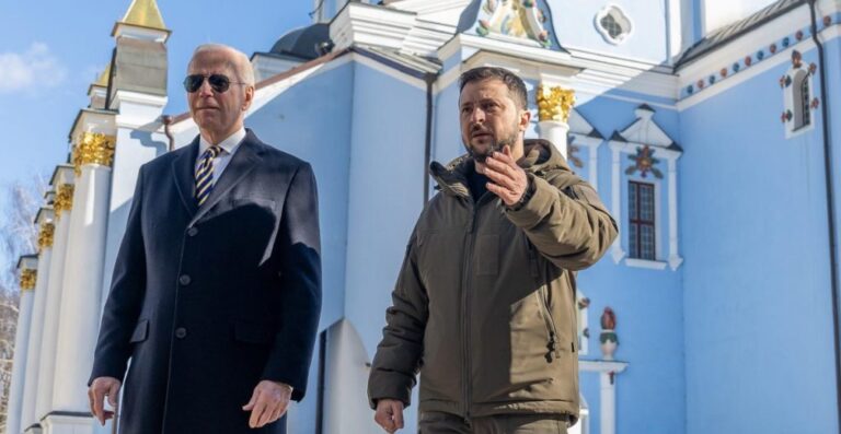 Biden se reúne con Zelenski en una visita sorpresa a Kyiv y anuncia 500 mdd en ayuda militar para Ucrania