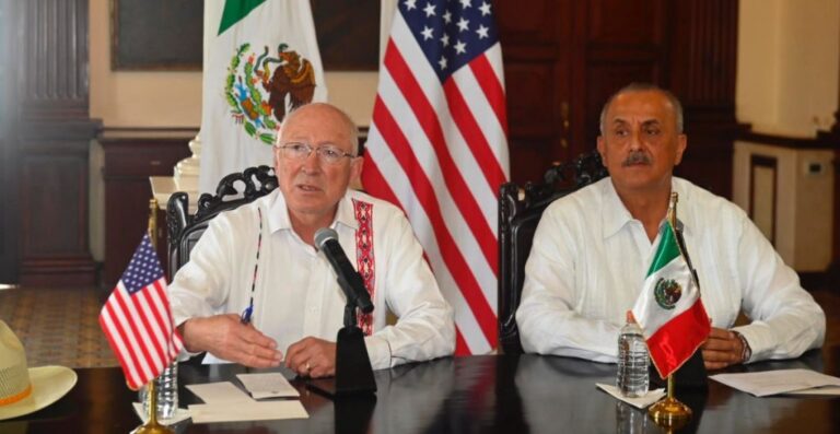 Ken Salazar reitera que no hay negociaciones con México para la deportación masiva de migrantes