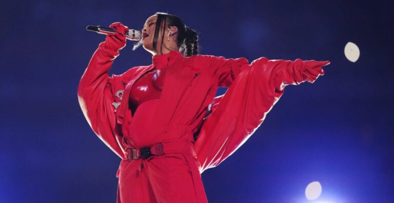 Rihanna revela su segundo embarazo durante su show de medio tiempo en el Super Bowl