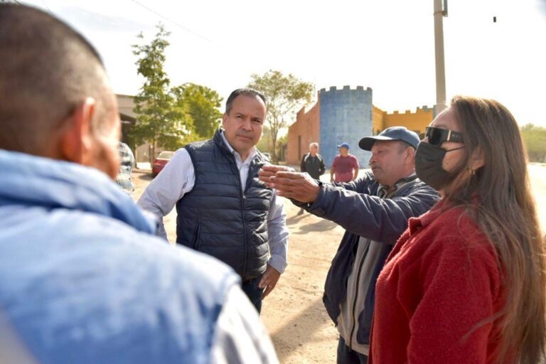 Supervisa Toño Astiazarán y residentes de la colonia Mártires de Cananea la limpieza del canal Lázaro Cárdenas