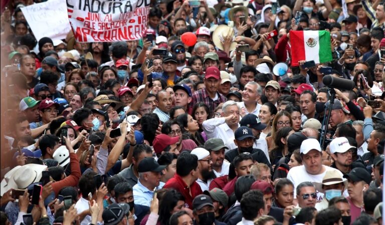 «No vamos a financiar asistencia de militantes»: Senadores de Morena rechazan «acarreo» al Zócalo