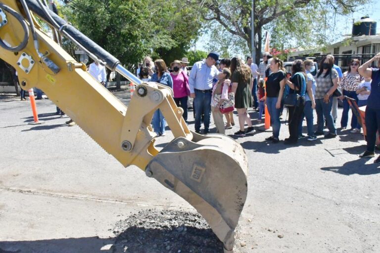 Inicia Toño Astiazarán rehabilitación de la calle 14 de Abril en la colonia Valle Hermoso