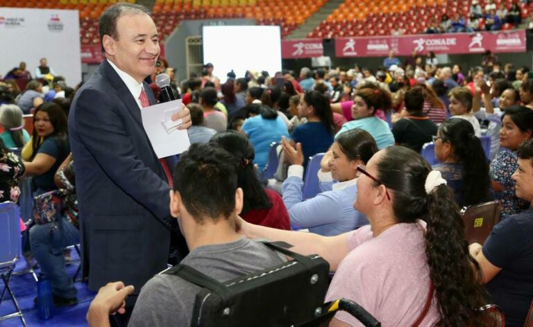 Entrega gobernador Alfonso Durazo más de dos mil tarjetas de apoyos de programas sociales