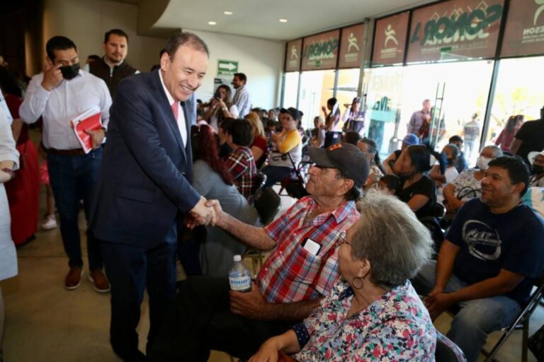 Entrega gobernador Alfonso Durazo más de dos mil tarjetas de apoyos de programas sociales