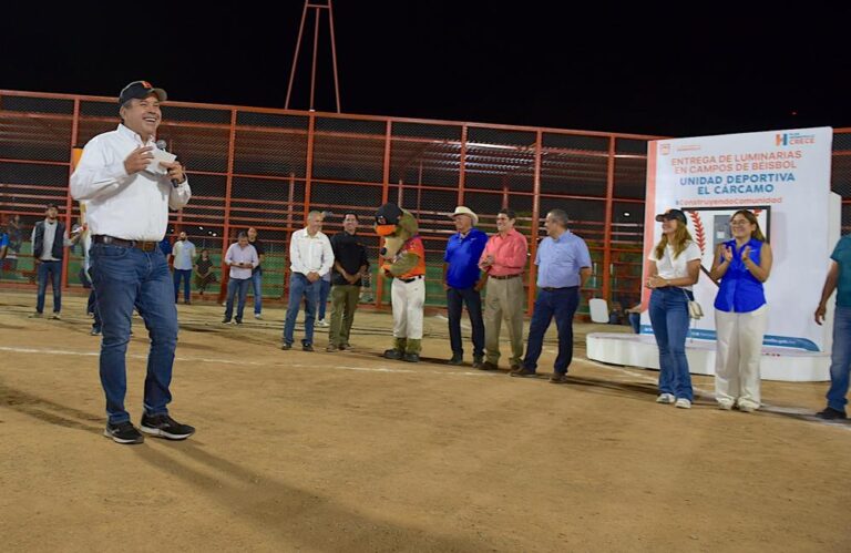 Cumple Toño Astiazarán al iluminar campos deportivos en El Cárcamo