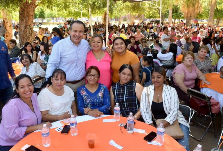 Festeja Toño Astiazarán a madres de familia de 34 colonias de Hermosillo