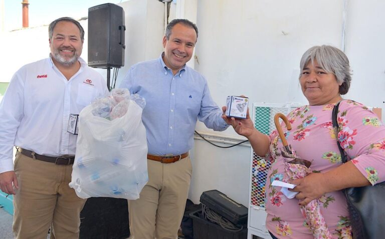 Inicia Toño Astiazarán entrega de 2 mil regaderas ecológicas