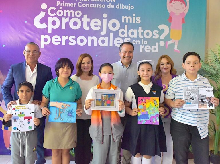 Premia Toño Astiazarán a ganadoras y ganadores de concurso de dibujo