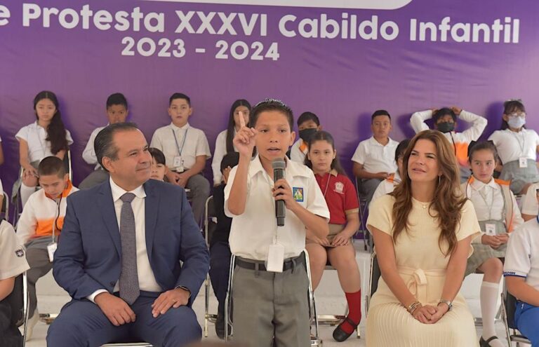 Toño Astiazarán y Patty Ruibal toman protesta a nuevo Consejo Municipal Infantil