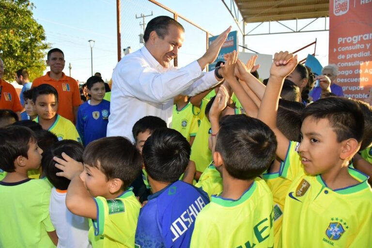 Acerca Toño Astiazarán servicios del Ayuntamiento a la colonia La Caridad