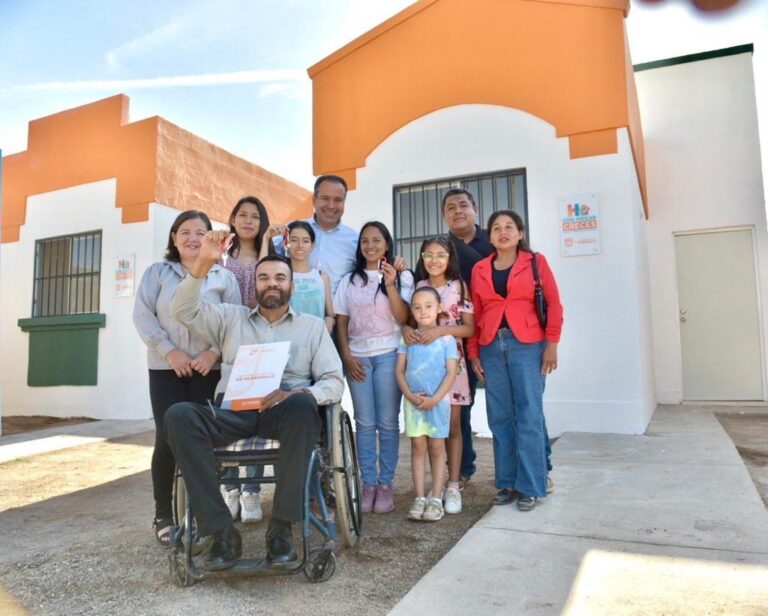 Entrega Toño Astiazarán cinco viviendas a familias Con Hogar CRECES