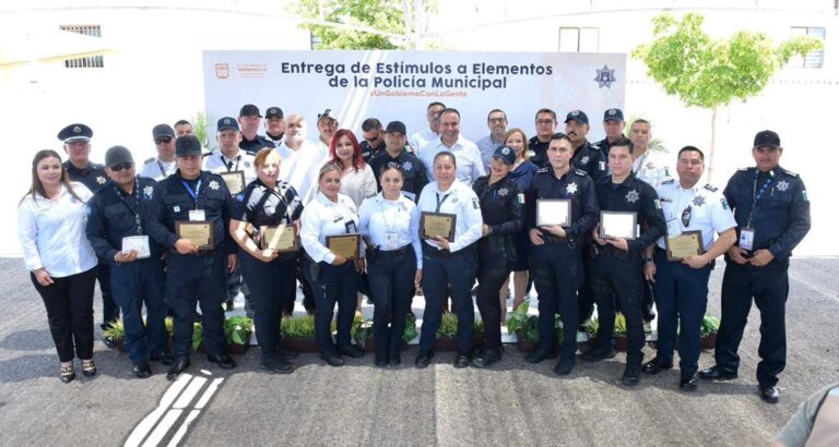 Premia Toño Astiazarán a policías destacados en su servicio