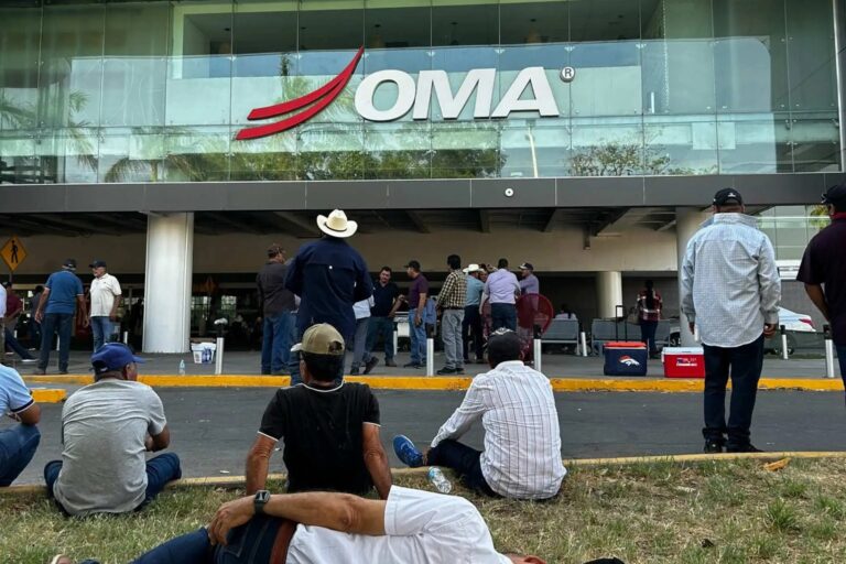 “Que se queden ahí, no permitiremos chantaje”: AMLO a productores de Sinaloa que tienen tomado Aeropuerto de Culiacán