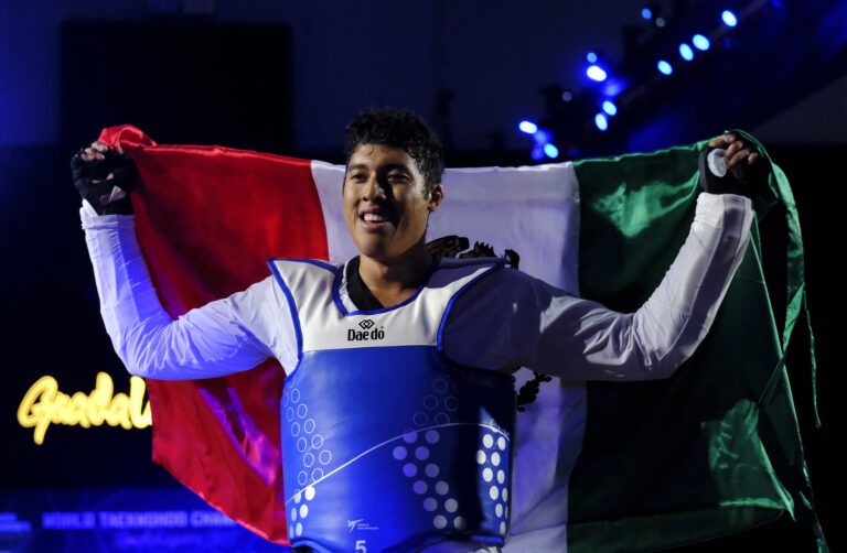 El mexicano Carlos Sansores es triple medallista mundial: Conquista plata en el Campeonato de Taekwondo Bakú 2023