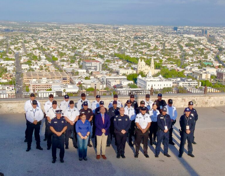 Preside Toño Astiazarán honores a la Bandera en el Cerro de la Campana