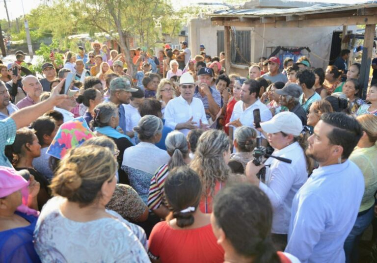 Atiende gobernador Alfonso Durazo zonas afectadas por el paso del huracán Hilary en el sur de Sonora