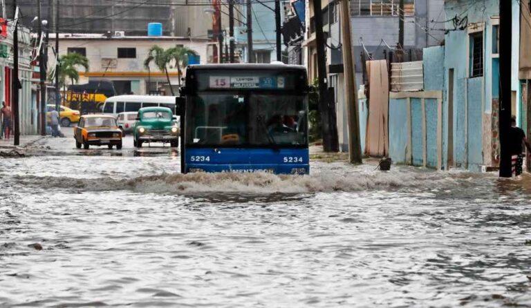 Huracán Idalia deja inundaciones y apagones a su paso por occidente de Cuba