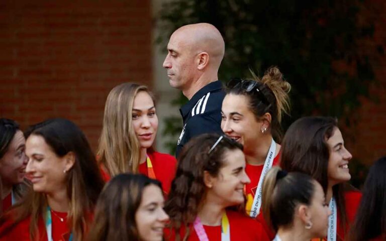 FIFA abre procedimiento disciplinario contra Luis Rubiales por beso a Jenni Hermoso