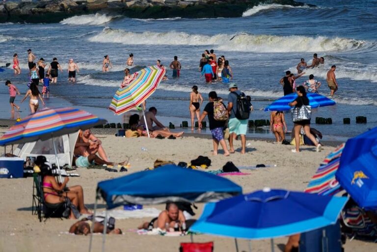 El primer ataque de un tiburón en 70 años obliga a cerrar una de las playas más populares de NY