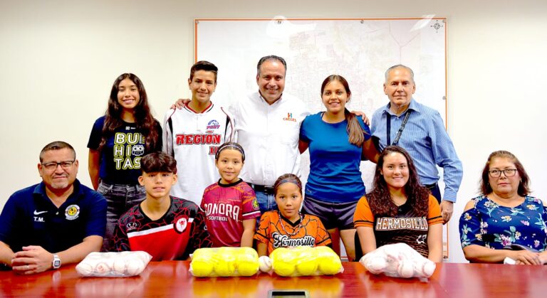 Entrega Toño Astiazarán apoyo económico a deportistas