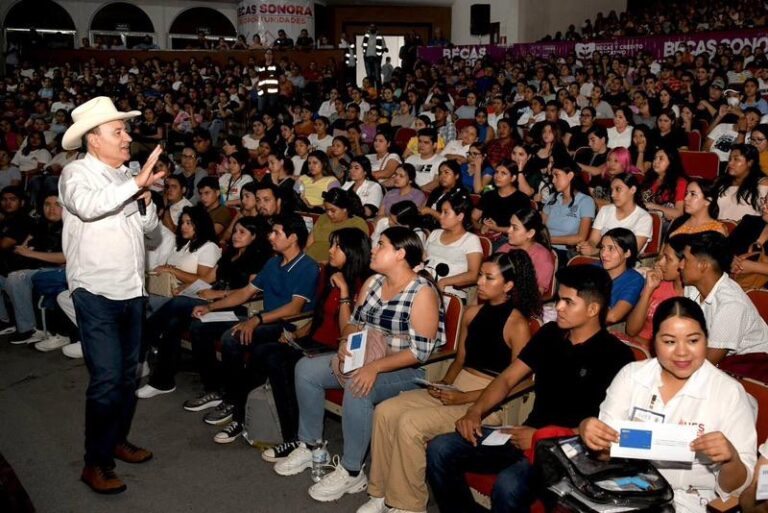 Entrega gobernador Alfonso Durazo programas sociales y educativos en favor de estudiantes y madres de familia en el sur de Sonora