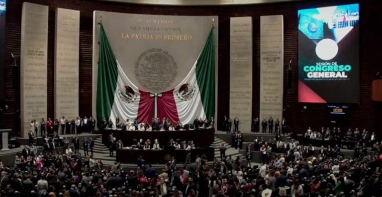 Congreso recibe el quinto informe de gobierno entre choque de porras a favor de AMLO y de Xóchitl Gálvez