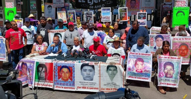 Padres de los 43 normalistas exigen a la Sedena que cumpla con entregar toda la información sobre el caso Ayotzinapa