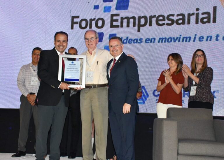 Entrega Toño Astiazarán reconocimiento a Héctor Seldner Lizárraga